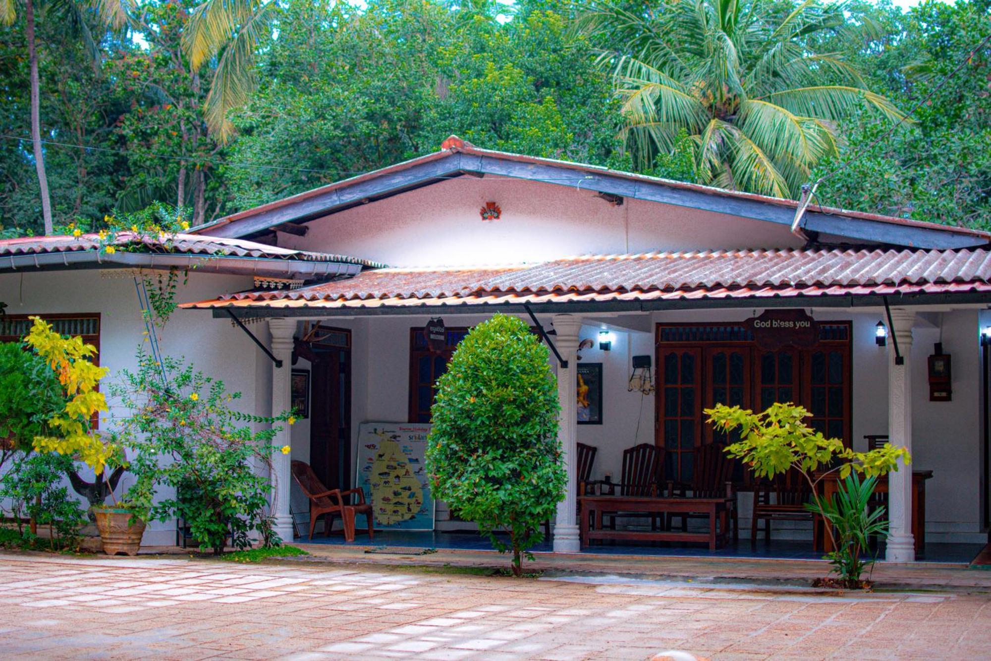 Tourist Holiday Inn Dambulla Exterior photo